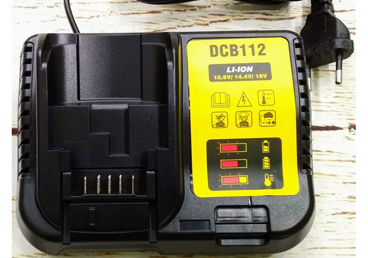 2Ah Đế sạc pin 10.8v, 14.4v, 18v Dewalt DCB112-B1